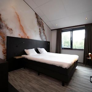 Zimmer mit Kingsize-Bett
